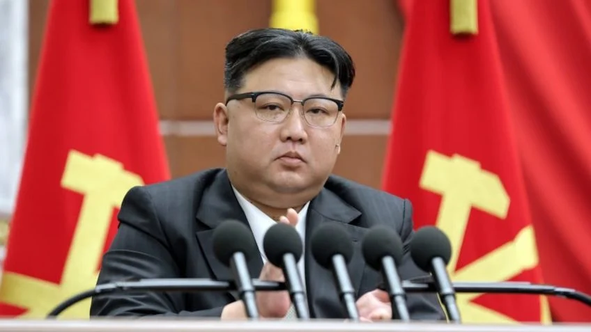 Na imagem, líder da Coreia do Norte, Kim Jong-un, na 9ª Reunião Plenária do 8º Comitê Central da União do Partido dos Trabalhadores, realizada em dezembro de 2023 ... Leia mais no texto original: (https://www.poder360.com.br/internacional/kim-jong-un-pede-preparo-de-militares-para-eventual-guerra/) © 2025 Todos os direitos são reservados ao Poder360, conforme a Lei nº 9.610/98. A publicação, redistribuição, transmissão e reescrita sem autorização prévia são proibidas. (Divulgação /KCNA)