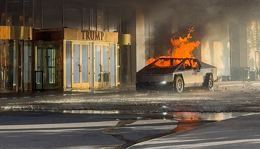 Cybertruck da Tesla em chamas em frente a Hotel Trump em Las Vegas 01/01/2025 Alcides Antunes/via REUTERS