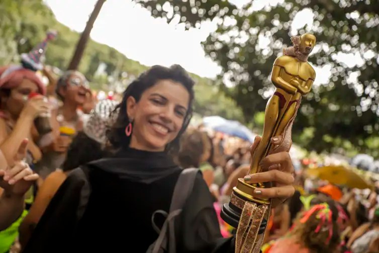 Brasília (DF), 01/03/2025 - Foliã se fantasia de Fernanda Torres ganhando o Oscar no bloco de carnaval, Vai quem fica, nas ruas de Brasília. - Joédson Alves/Agência Brasil